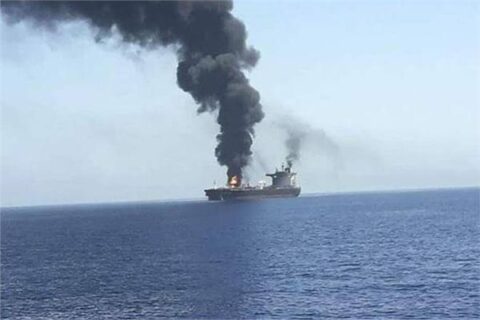 إصابة ناقلة نفط في مضيق هرمز نتيجة تعرضها لمقذوف مجهول وفقاً لهيئة بحرية بريطانية
