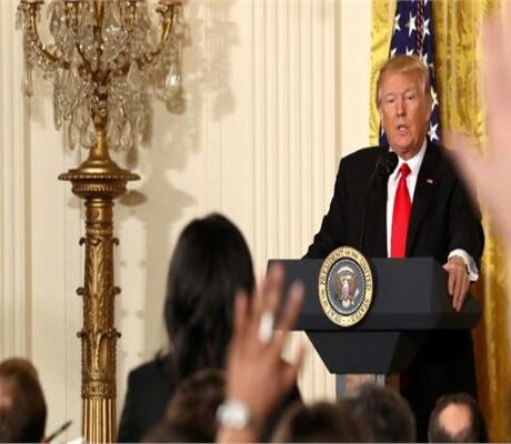 ترامب يحظر دخول ثلاث وسائل إعلامية إلى البيت الأبيض بسبب تهم نشر «أخبار كاذبة»