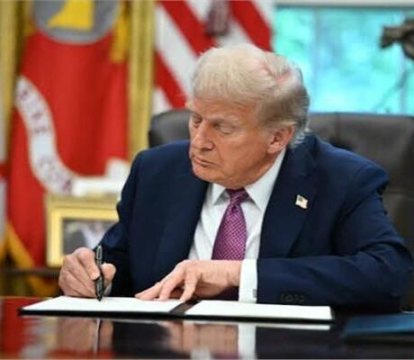 ترامب يوافق على قانون يسمح بفرض عقوبات جديدة شاملة ضد روسيا