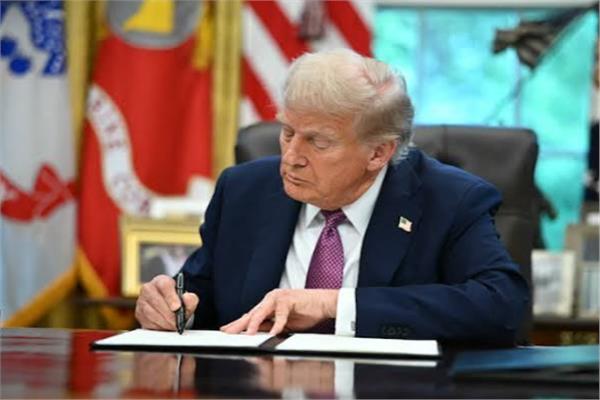 ترامب يوافق على قانون يسمح بفرض عقوبات جديدة شاملة ضد روسيا