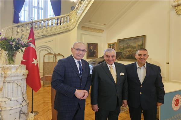 السفير التركي يستقبل زاهي حواس ويعرض عليه تنظيم محاضرات في إسطنبول