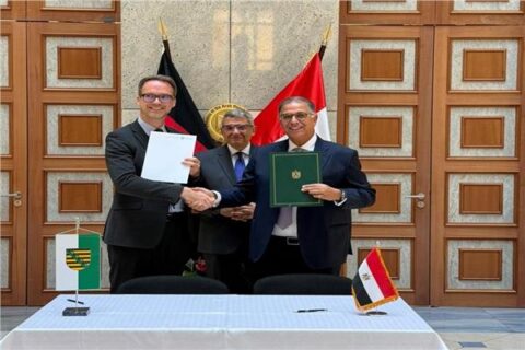 نائب وزير الخارجية يوقع اتفاقاً بشأن انتقال العمالة المصرية إلى ألمانيا