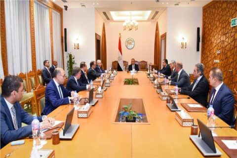 وزير الخارجية يناقش القضايا الإقليمية خلال اجتماع مع قيادات الوزارة