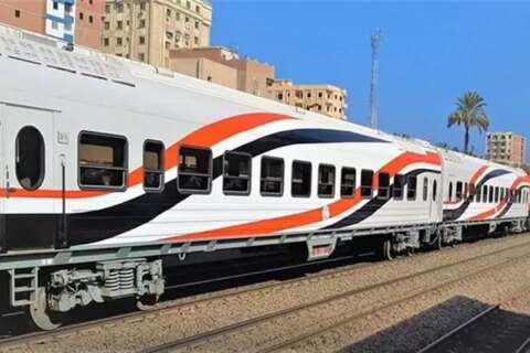 النقل تدعو لتجنب الاقتحام في المزلقانات والركوب فوق القطارات واستخدام الهاتف أثناء القيادة