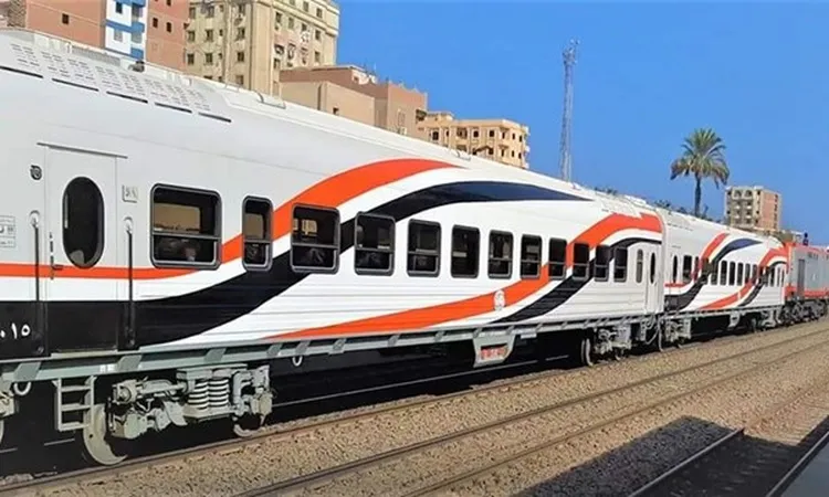 النقل تدعو لتجنب الاقتحام في المزلقانات والركوب فوق القطارات واستخدام الهاتف أثناء القيادة