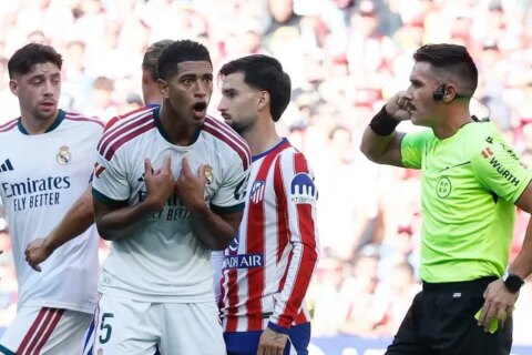 تسليط الضوء على المحادثات بين تقنية الفيديو والحكم أثناء مباراة ريال مدريد وأتلتيكو