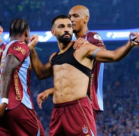 عالم الكرة يثني على محمد صلاح بعد هاتريك في مرمى جالطة سراي وفق تقارير الصحافة الإسبانية