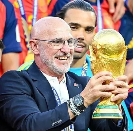 الاتحاد الإسباني يؤكد تمديد عقد دي لا فوينتي