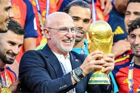 الاتحاد الإسباني يؤكد تمديد عقد دي لا فوينتي