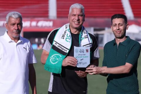 الاتحاد المصراتي يقدم درع وعلم النادي لوائل جمعة