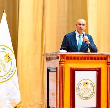 وزير التعليم يعمم قرار فصل الطالب عامًا دراسيًا في حال تصوير المعلم للإساءة أو التنمر داخل المدرسة
