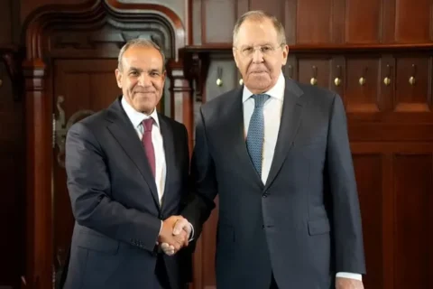وزير الخارجية يلتقي بنظيره الروسي لبحث تعزيز الشراكة الاستراتيجية والتطورات الإقليمية