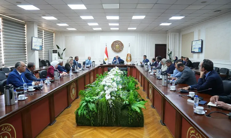 وزير العمل يؤكد في اجتماع صندوق «العمالة غير المنتظمة» أهمية تحسين أوضاع العمال